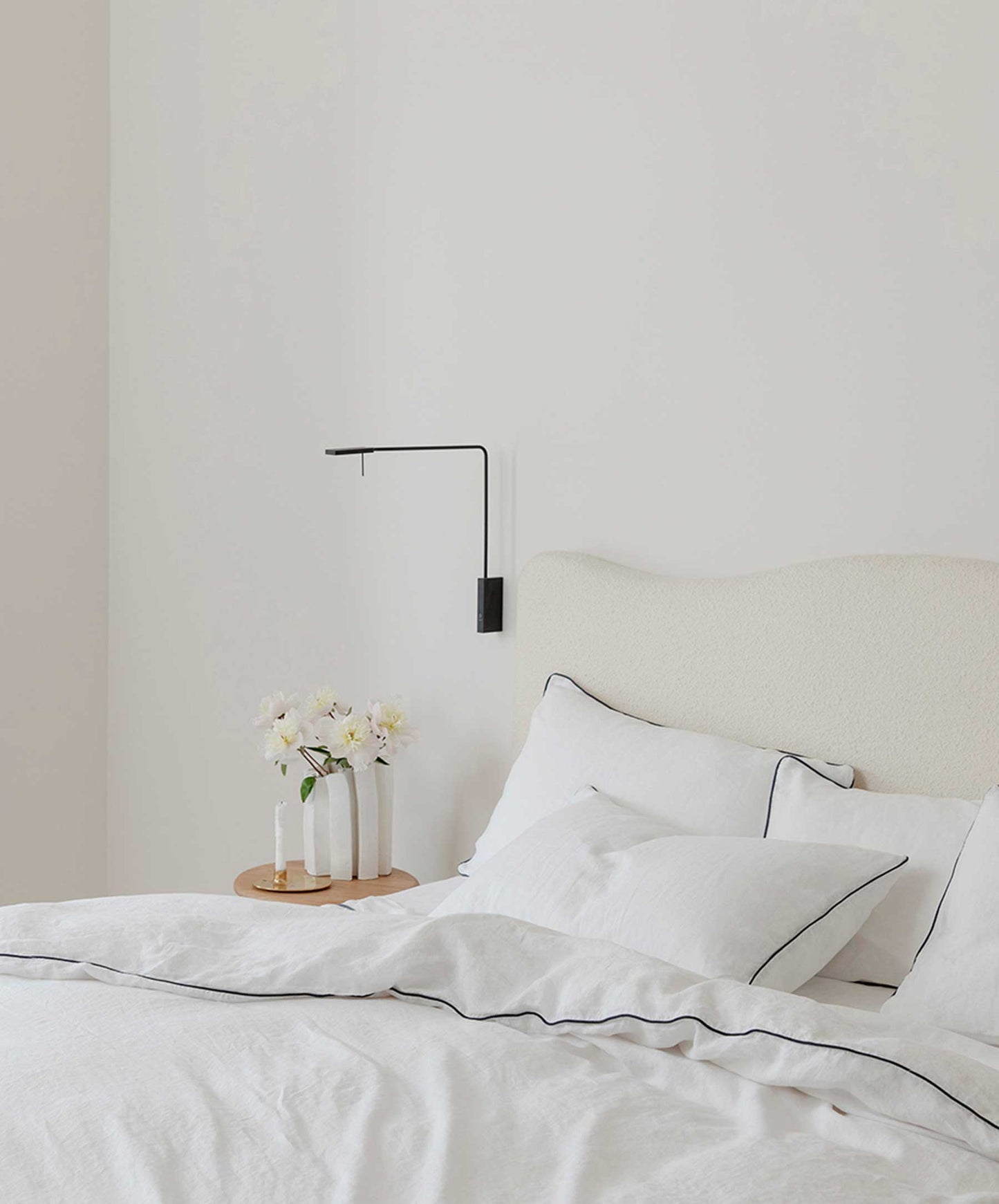 Parure de draps en lin passepoilé avec taies d'oreiller - Blanc et bleu marine