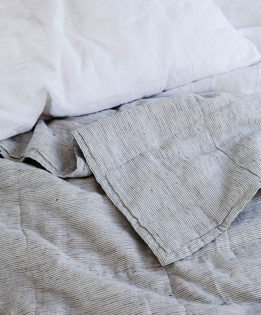 Couvre-lit matelassé à fines rayures