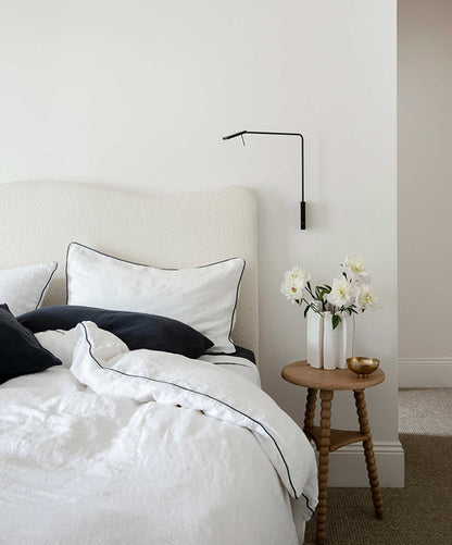 Parure de draps en lin passepoilé avec taies d'oreiller - Blanc et bleu marine 