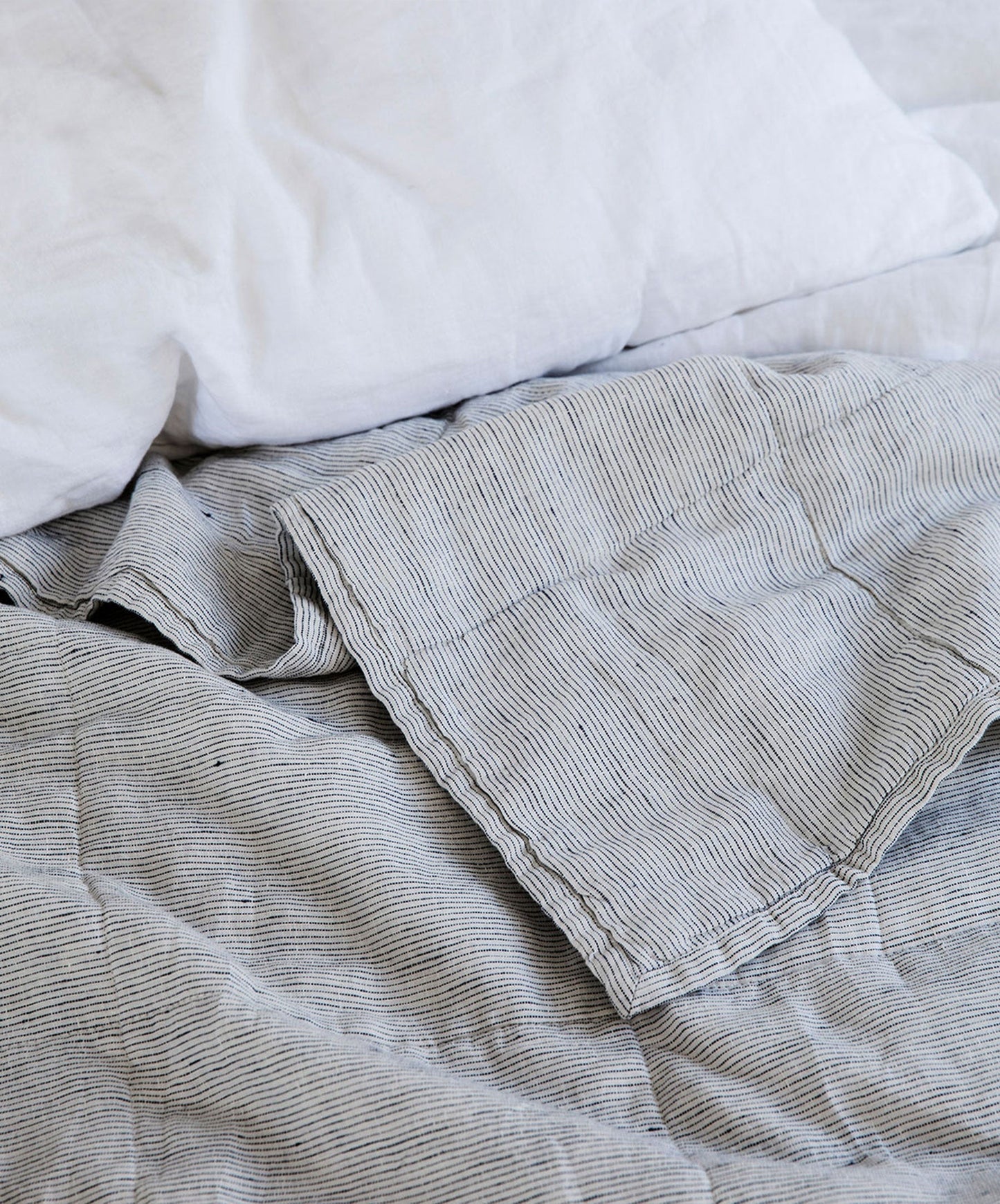 Couvre-lit matelassé à fines rayures